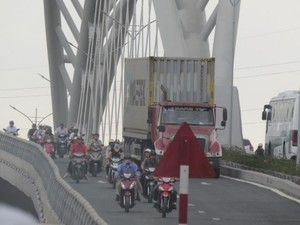 Hải Phòng: Cấm xe máy trên cầu vượt trăm tỷ, dân vẫn đi ào ào