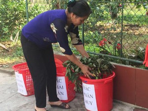 Phụ nữ Hương Khê tham gia phân loại rác từ hộ gia đình
