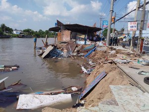 Cần Thơ: Ghe chở 80 tấn gạo bị chìm xuống sông