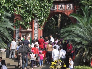 Phú Thọ: Hàng nghìn người đến với Đền Hùng ngày đầu kỳ nghỉ lễ