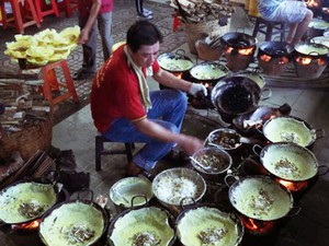 Ngôi chùa lạ ở An Giang: 1 đầu bếp “cân” 12 chảo bánh xèo cùng lúc