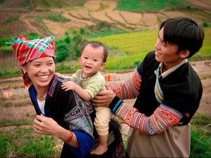 Trải nghiệm thêu hoa văn, ném pao của dân tộc Mông giữa lòng Hà Nội