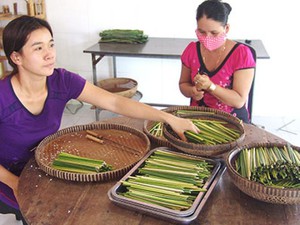 Trai miền Tây &quot;lên đời&quot; cho loài cỏ dại, làm ống hút bán sang Tây