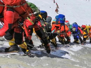 Phượt thủ bám nhau, nhích từng chút lên nóc nhà thế giới Everest