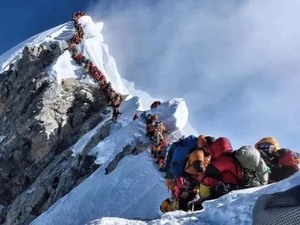 Bỏ mạng vì không thể thoát nổi dòng người chật cứng trên đỉnh Everest