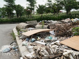 Gần Hồ Tây: Ngập rác thải tại cầu vượt Hoàng Hoa Thám – Văn Cao