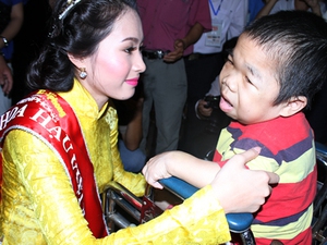 Hoa hậu Đặng Thu Thảo thăm bệnh nhân ung bướu