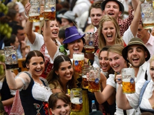 Lễ hội bia Oktoberfest của Đức chảy trong lòng Hà Nội