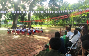 Phản đối sáp nhập trường ở Hương Khê: Hàng trăm học sinh không đến trường