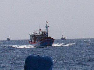 Tàu Cảnh sát biển cứu tàu cá cùng 6 ngư dân bị nạn trên biển