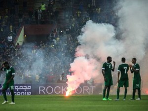 Clip: CĐV Malaysia ném pháo sáng, phá hủy trận đấu VL World Cup