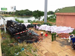 Xe tải lật "chổng vó" dưới cầu, dân giúp thu gom hàng tấn trái cây