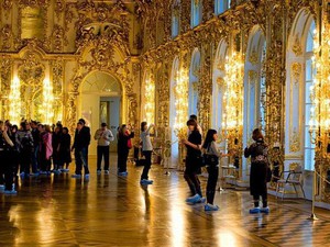 Choáng với du khách Trung Quốc tiểu tiện trên sàn cung điện của Nga