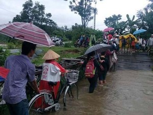 Cầu sập, hàng trăm hộ dân bị cô lập ngày bão lũ