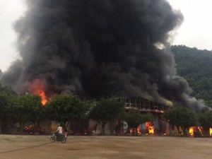 Hàng nghìn người chữa đám cháy chợ cực lớn ở cửa khẩu Tân Thanh