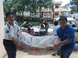 Lũ quét ở Sơn La: Phóng viên đội mưa, mang hàng cứu trợ vào vùng lũ