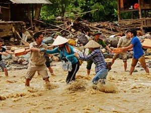 Lũ quét ở Sơn La: Ngàn người vượt suối mang hàng cứu trợ vào tâm lũ