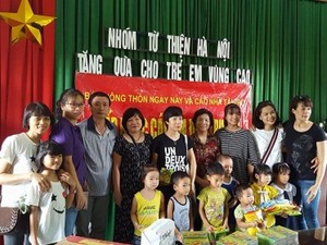 Tặng quà cho học sinh nghèo Bắc Giang
