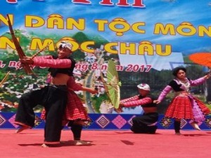 Người Mông nắm tay nhảy “Tha Kềnh” mừng Tết Độc lập mồng 2.9