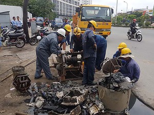 TP.HCM: Chi 700 tỷ đồng vớt rác trên kênh rạch mỗi năm nhưng vẫn ô nhiễm