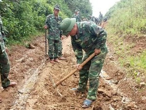Bộ đội Biên phòng Sơn La giúp dân khắc phục hậu quả mưa lũ