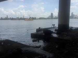 Vứt cần câu bỏ chạy khi phát hiện thi thể trôi sông Sài Gòn