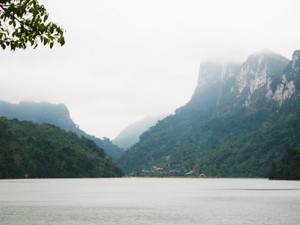 Cảnh sắc thiên nhiên trong lành làm say lòng người ở hồ Ba Bể