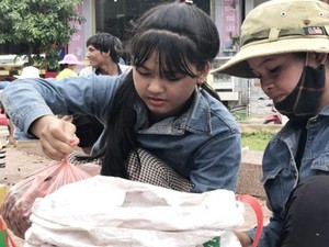 Quảng Ngãi: No con mắt ở "chợ" sim rừng vùng cao