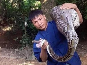 Lạng Sơn: Dân bắt được con trăn khổng lồ 3m nuốt trọn con dê 15kg