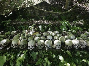 Rợn người với tục phơi thây người chết trong lồng tre trên đảo Bali
