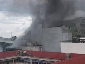 Cháy bãi giữ xe ở gần sân bay Tân Sơn Nhất, 3 “xế hộp” bị thiêu rụi