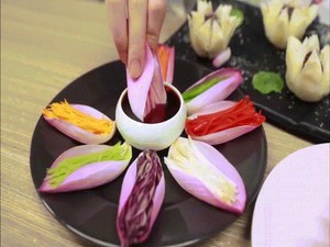 Thánh ăn công sở sáng tạo món ăn từ hoa sen cực đẹp