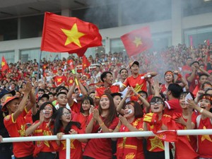 Ảnh: CĐV rợp sắc đỏ đón tuyển Olympic Việt Nam ở lễ "Tự hào Việt Nam"