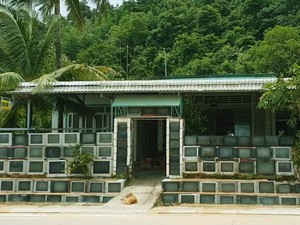 Cận cảnh: Ngắm hàng rào bằng 400 chiếc TV của lão nông ở Kiên Giang