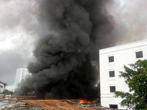 Nhà xưởng ở Sài Gòn bốc cháy dữ dội trong cơn mưa lớn kèm giông sét