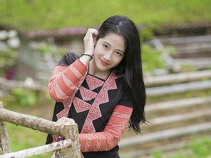 Vẻ đẹp tinh khiết của Hoàng Thùy Linh 9X thay thế hot girl Trâm Anh