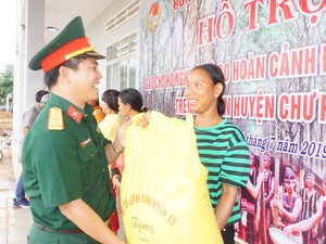 Binh đoàn 15 tặng 10 tấn gạo cứu đói cho người dân vùng biên