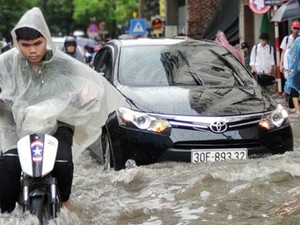 Nhiều tuyến đường Hà Nội ngập nặng vào giờ tan tầm sau cơn mưa lớn