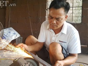 Ông chủ lò rèn Thái Bình tiết lộ bí quyết bán dao Việt sang Tây