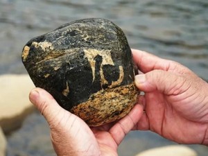 Thú vui: Rủ nhau sưu tầm những viên đá lạ dọc bờ suối ở Quảng Ngãi