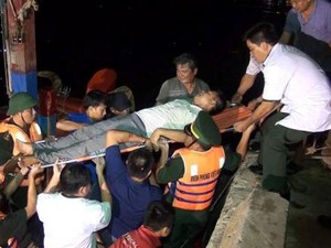 Biên phòng Quảng Bình cứu ngư dân co giật khi chạy bão số 4