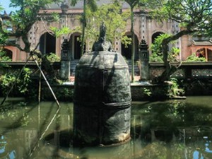 Kỳ lạ Nam Định: Chuông cổ 9 tấn nằm giữa hồ nước chưa đánh một lần
