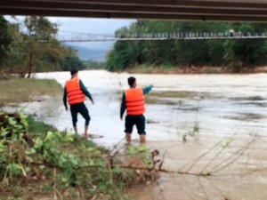 Nhậu xong thách nhau bơi qua sông, 1 người bị nước cuốn mất tích