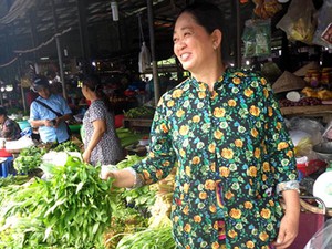 Hậu Giang: Mùa nước nổi trồng rau ngổ tốt vù vù, bán đắt hàng