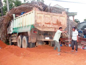 Xe tải mất thắng tông gãy trụ điện, sập quán ăn