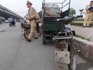 Hà Nội thu giữ hàng loạt xe máy cũ nát chạy trên đường