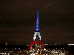 Tháp Eiffel mở cửa trở lại, rực sáng màu quốc kỳ Pháp