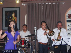 Nghệ sĩ nhạc jazz Quyền Văn Minh và sự kết hợp lạ với ca sĩ 8x
