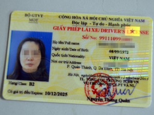 “Đội mưa” xếp hàng dài nhiều giờ đồng hồ chưa được cấp đổi giấy phép lái xe ở Hà Nội- Ảnh 15.