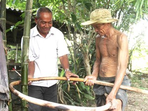 Ông Ca Ri No hơn 50 năm chế tác nhạc cụ dân tộc Khmer